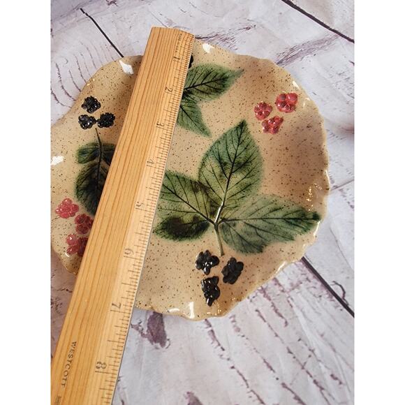 Studio Art Pottery Wavy Dish 7in Tan Pressed Leaf & Berries Pattern Signed - Picture 6 of 10